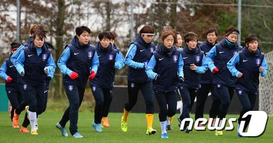 본문 이미지 - 여자축구 대표팀이 23일 오후 경기도 파주 축구대표팀 트레이닝센터(NFC)에서 훈련을 하고 있다. 여자축구 대표팀은 오는 29일 이천종합운동장에서 호주와의 평가전을 치를 예정이다. 2015.11.23/뉴스1 ⓒ News1 임세영 기자