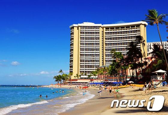 본문 이미지 - 와이키키 중심에 자리 잡은 쉐라톤 와이키키는 수준 높은 설비와 서비스로 최상의 신혼을 약속한다. 사진 제공/ 허니문리조트ⓒ News1