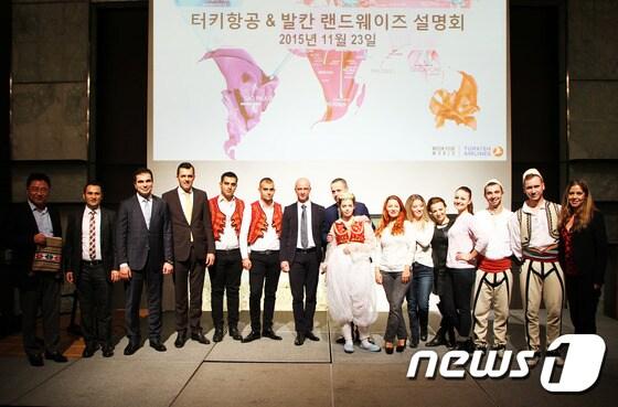 본문 이미지 - 터키항공과 발칸 랜드웨이즈가 23일 여행업계 관계자 100여 명을 초청, '발칸 12개국 여행설명회'를 개최했다. 이날 행사에는 알바니아 민속 공연단이 방한해 전통 공연을 선보였다. 2015.11.23/뉴스1트래블 ⓒ News1 travel 조용식 기자