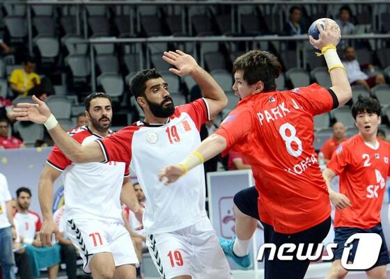 본문 이미지 - 23일 오후 카타르 도하에서 열린 2016년 브라질 리우올림픽 남자핸드볼 아시아 지역예선 한국과 바레인 경기에서 박중규가 수비를 피해 슛을 하고 있다. 한국은 바레인과의 이날 경기에서 30대 31로 석패했다. 2015.11.24/뉴스1 ⓒ News1 사진공동취재단