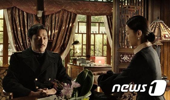 본문 이미지 - 영화 ‘암살’에 나왔던 친일파 강인국의 저택의 실제 촬영지가 북촌 가회동의 ‘백인제 가옥’으로 밝혀지면서 화제가 되고 있다. 사진 출처/ 영화 암살 캡쳐 ⓒ News1