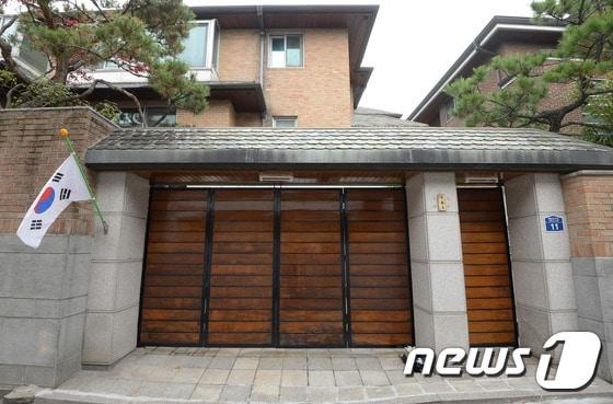 본문 이미지 - 24일 오전 서울 동작구 상도동 故 김영삼 전 대통령 사저. 2015.11.24/뉴스1 ⓒ News1 양동욱 기자