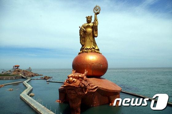 본문 이미지 - 홀리데이투어는 자신의 일정에 맞춰 귀국일을 선택할 수 있는 중국 ‘위해’ 왕복항공권과 에어텔 상품을 출시했다. 사진은 중국 ‘위해’에 북여동해 끝에 세워진 태양신 동상. 사진 제공/ 홀리데이투어 ⓒ News1