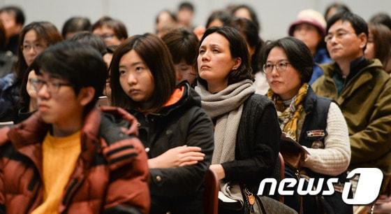 본문 이미지 - 일선 학교 교사들로 구성된 경기도진로진학지원센터 지원단이 주최한 수능시험 분석 및 정시모집 지원전략 설명회'에서 수험생과 학부모들이 강사의 설명을 경청하고 있다./뉴스1 ⓒ News1 허경 기자