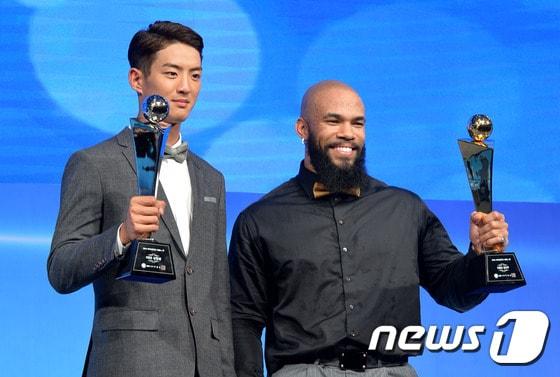 본문 이미지 - 올 시즌부터 KBO 정규시즌 MVP와 최우수신인 선정 투표 방식이 다수결에서 점수제로 변경된다. 사진은 지난해 MVP 테임즈(오른쪽)와 신인상을 받은 구자욱의 사싱식 모습. /뉴스1 ⓒ News1 박세연 기자