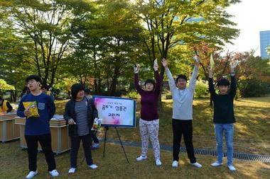 본문 이미지 - 한국경진학교 학생들은 선생님과 약속한 행동을 잘 해낼 때마다 스티커를 받고 스티커를 또 여러장 모으면 교내에서만 사용할 수 있는 꿈트기상품권을 받는다. 꿈트기 상품권으로 좋아하는 과자나 문구류를 교환한 후 좋아하는 중학교 1학년 학생들.