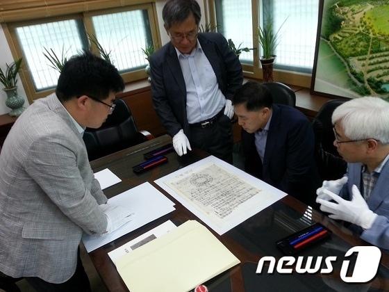 본문 이미지 - 동학농민혁명 당시 작성된 '사발통문'에 대해 전라북도 유형문화재 지정을 앞두고 문화재 심의위원들이 유물의 상태 등을 살펴보고 있다. ⓒ News1 김대홍 기자