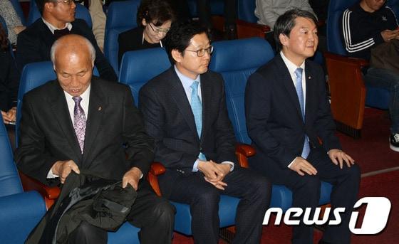 본문 이미지 - 2015년 11월 24일 당시 새정치민주연합 안철수 의원(왼쪽 첫번째)이 경남대학교 한마미래관에서 경남대 경영학부 초청 강연회에 앞서 새정치민주연합 경남도당 김경수 위원장(가운데)과 자리에 나란히 앉아 있다.2015.11.24./뉴스1 ⓒ News1 남경문 기자