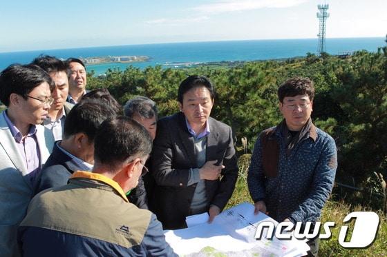 본문 이미지 - 원희룡 도지사가 공항 후보지로 선정된 성산읍 일대에 대해 설명을 듣고 있다.(사진=제주도청). ⓒ News1