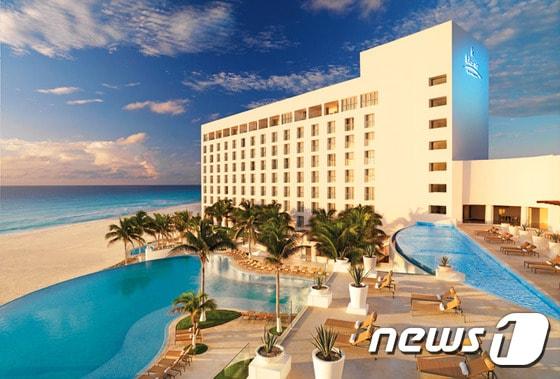 본문 이미지 - 칸쿤의 태양 빛과 어울리는 백색의 리조트 르블랑은 올인클루시브 서비스를 자랑하는 최고의 허니문 여행지다.  사진 제공/ 허니문리조트 ⓒ News1