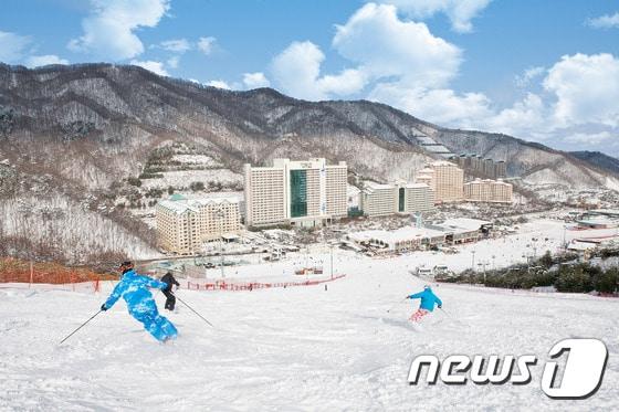 본문 이미지 - 비발디파크 스키월드는 27일 오후 1시 발라드 슬로프를 1면을 개장, 2015~2016스키시즌을 시작한다고 25일 밝혔다. (사진제공=비발디파크)2015.11.25/뉴스1 ⓒ News1 정진욱