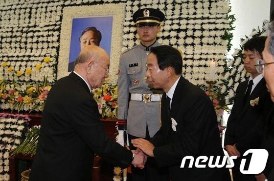 본문 이미지 - 전두환 전 대통령(왼쪽)이 2015년 11월25일 고 김영삼 전 대통령의 빈소가 마련된 서울 종로구 서울대병원 장례식장을 찾아 조문한 뒤 김 전 대통령의 차남인 현철씨의 손을 잡는 모습. 2015.11.25/뉴스1 ⓒ News1 사진공동취재단