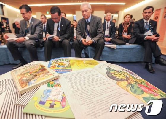 본문 이미지 - 25일 오후 광주 동구 금남로 국립아시아문화전당 민주평화교류원 문화교류협력센터에서 '2015 아시아 이야기 축제' 오픈식이  진행되고 있다. 아시아 이야기 축제는 한국 그림 작가 5명과 우즈베키스탄, 카자흐스탄 등 중앙아시아 5개국의 글 작가가 협업해  제작한 5권의 그림책을 선보인다. 2015.11.25/뉴스1 ⓒ News1 황희규 기자