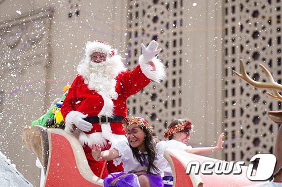 본문 이미지 - 뉴질랜드의 오클랜드에서는 크리스마스 축제의 하나로 오는 29일부터 ‘파머스 산타 퍼레이드’를 시작한다. 사진 출처/Christmas Parade ⓒ News1