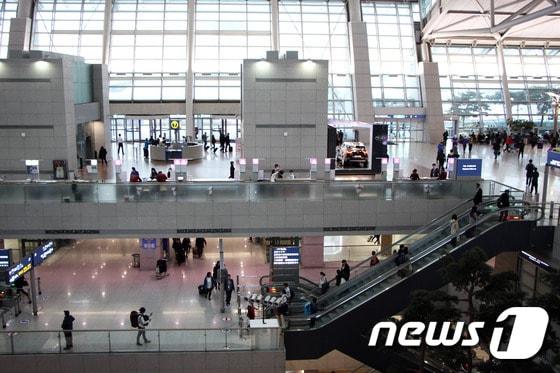 본문 이미지 - 하루 평균 7만 명 이상이 해외로 출국하는 인천국제공항. 항공기 출발이 몰려있는 7~9시 사이에는 수많은 여행자들로 인천국제공항은 늘 만원이다. 올해 들어 인천국제공항에는 항공사 카운터 이전, 시설 확대 및 서비스 증대로 많은 시설이 변경되거나 신설됐다. 새롭게 변한 인천국제공항의 모습을 사진으로 둘러본다. 2015.11.25/뉴스1트래블 ⓒ News1 travel 조용식 기자
