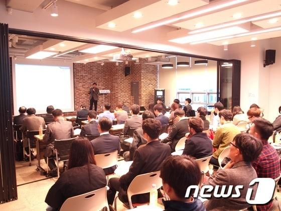 본문 이미지 - 부산정보산업진흥원은 25일 '동남권 정보보호지원센터 세미나'를 개최했다고 26일 밝혔다. 세미나에 참석한 IT분야 재직자와 대학생 그리고 일반인 등 100여명이 사이버 보안 신기술과 사물인터넷 융합 보안 기술과 전략 등을 주제로한 강연을 청취하고 있다. (부산정보산업진흥원 제공)ⓒ News1