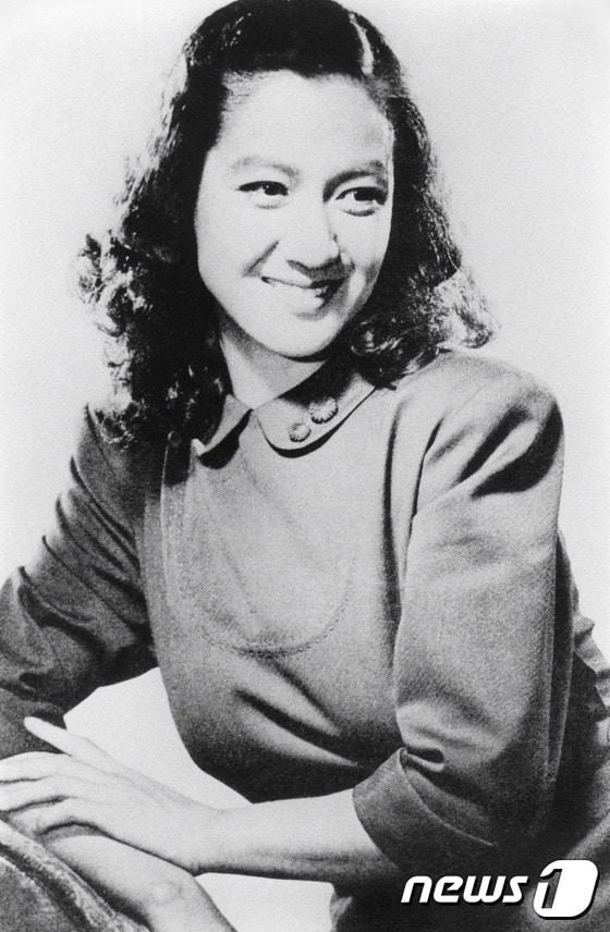 본문 이미지 - 지난 1940~50년대 일본을 대표하는 영화배우였던 하라 세츠코(原節子)가 지난 9월 5일 가나가와(神奈川)현의 한 병원에서 폐렴을 사망했다. 젊은 시절의 하라. ⓒ AFP=News1