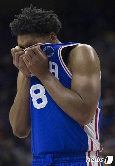 본문 이미지 - 필라델피아 세븐티식서스가 개막 이후 16연패의 수렁에 빠졌다. 필라델피아 자릴 오카포가 답답한 표정을 짓고 있다. ⓒ AFP=News1