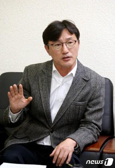 본문 이미지 - 권택기 새누리당 전 국회의원이 26일 경북 안동시청에서 기자간담회를 갖고 신도청 시대를 있는 안동과 예천 등 3대축 상생발전위원회를 구성하자고 제의하고 있다. 2015.11.26/뉴스1ⓒ News1