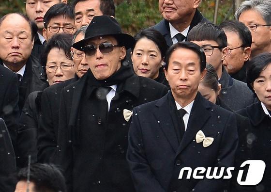 본문 이미지 - 26일 오후 서울 종로구 서울대병원 장례식장에서 엄수된 故 김영삼 전 대통령 발인에 장남 김은철(왼쪽, 중절모), 차남 김현철씨가 참석해 자리하고 있다. 2015.11.26/뉴스1 ⓒ News1 박세연 기자