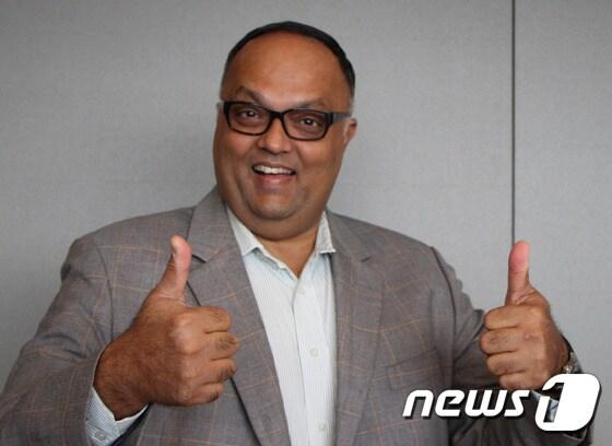 본문 이미지 - 몰디브 리조트에서만 21년을 일하고 있는 앳모스피어 리조트디네쉬 바스카(Dinesh Bhaskar) 영업 마케팅 이사는 "몰디브는 안전하다"고 강조한다. 2015.11.26/뉴스1트래블 ⓒ News1 travel