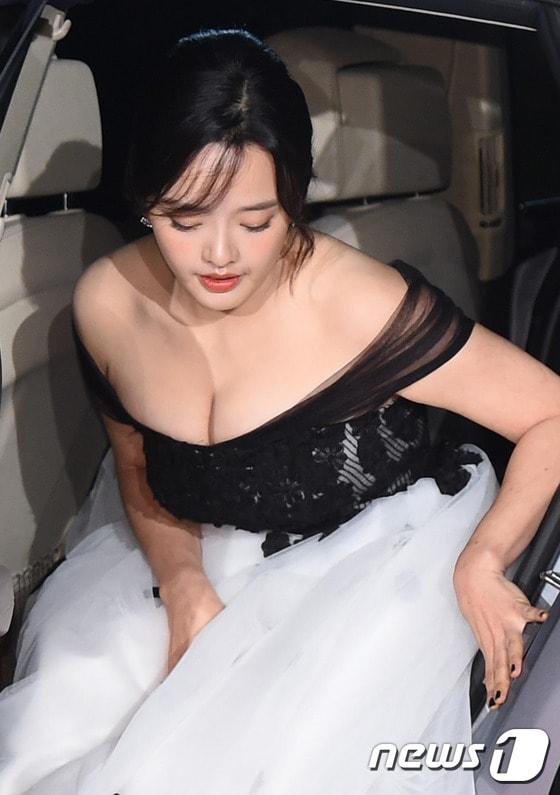 본문 이미지 - 제가 좀 글래머죠? 배우 권소현이 26일 오후 서울 경희대학교 평화의전당에서 열린 '제36회 청룡영화상' 시상식에 참석하기 위해 하차하고 있다. '청룡영화상'은 한국 영화의 질적 향상과 국내 영화산업의 진흥 발전을 돕기 위해 1963년 제정된 영화제로 최우수작품상, 감독상, 남여주연상, 남여조연상, 신인남여연기상, 촬영 조명상, 편집상, 기술상, 음악상, 미술상, 각본상, 신인감독상, 인기스타상, 한국영화 최대관객상, 단편영화상의 총 18개 부문에 시상한다. ⓒ News1 권현진 기자