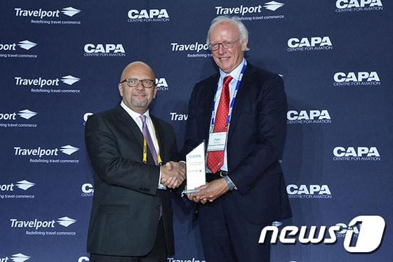 본문 이미지 - 카타르항공이 지난 23일(현지시각) 2015 CAPA 항공 엑설런스 어워드에서 ‘CAPA 아시아 태평양 올해의 항공사’ 상을 받았다. 시상식에 참석한 마르완 코레이라트(Marwan Koleilat) 카타르항공 동남아시아 서남부 태평양 지역 부사장(왼쪽)이 수상 후 기념 촬영을 하고 있다. 사진 제공/ 카타르항공 ⓒ News1