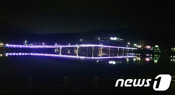 본문 이미지 - 해지개 다리 야경 (고성군  제공)  ⓒ News1  서용찬  기자