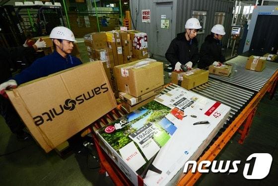 본문 이미지 - 미국의 블랙프라이데이를 앞둔 27일 오후 인천시 중구 인천공항세관 특송업체 범한판토스 창고에서 직원들이 국내로 배송된 직접구매 제품들의 통관업무를 하고 있다. 미국 최대 세일 행사인 '블랙프라이데이(블프)'는 한국시간으로는 이날 오후 2시부터 시작이다. 2015.11.27/뉴스1 ⓒ News1 송원영 기자