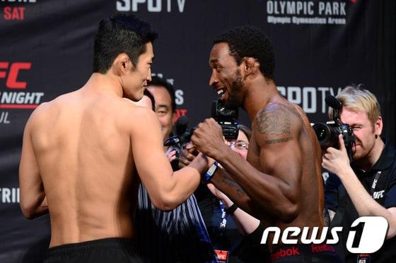 본문 이미지 - 27일 오후 서울 송파구 올림픽공원 체조경기장에서 열린 'UFC 파이트 나이트 서울' 기자회견 및 계체량에서 김동현과 도미닉 워터스가 파이팅 포즈를 취하고 있다. 한국 최초로 열리는 UFC 파이트 나이트 서울은 28일 올림픽 체조경기장에서 개최된다. 2015.11.27/뉴스1 ⓒ News1 임세영 기자