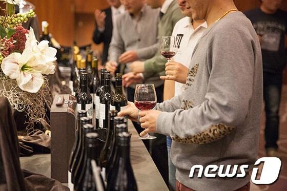 본문 이미지 - 서울가든호텔은 11월 25일 유명 와인 시음행사를 성공적으로 개최했다. 사진 제공/ 베스트 웨스턴 프리미어 서울가든호텔 ⓒ News1