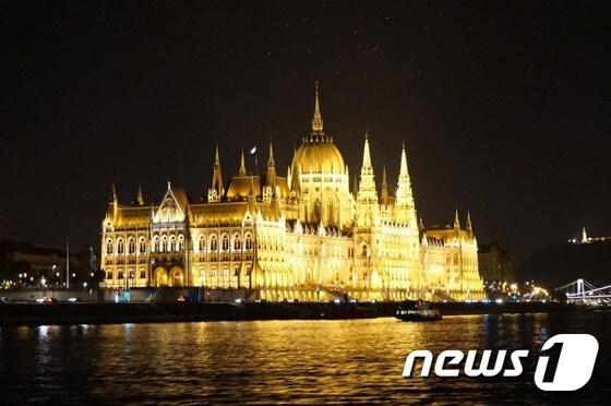 본문 이미지 - 크리스마스가 다가오는 연말, 유럽 곳곳에는 ‘크리스마스 마켓’이 열려 많은 여행객이 모인다. 사진은 헝가리 부다페스트 야경. 사진 제공/ 롯데관광ⓒ News1