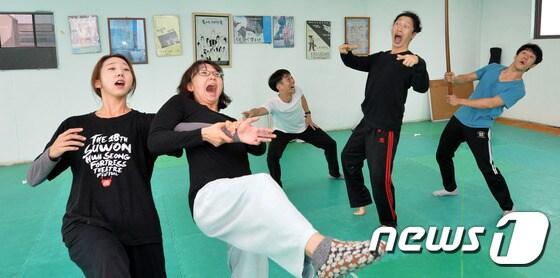 본문 이미지 - '청아 청아 내딸 청아' 공연 연습에 열중하는 우금치 단원들ⓒ News1