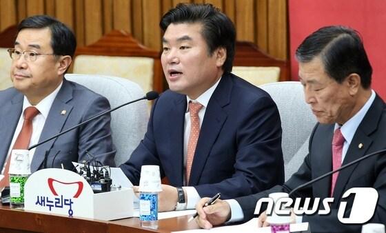 본문 이미지 - 새누리당 원유철 원내대표가 3일 서울 여의도 국회에서 열린 원내대책회의에서 모두발언을 하고 있다. 2015.11.3/뉴스1 ⓒ News1 오대일 기자