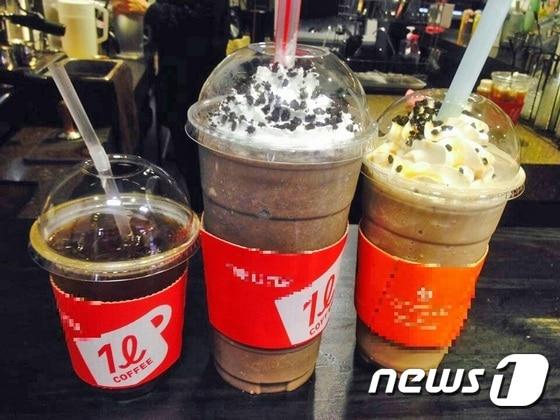 본문 이미지 - 물가 상승과 불황 속에 가격대비 용량을 중요시하는 소비자들이 늘어나면서 '대용량' 커피 프랜차이즈 업체들이 선풍적 인기를 누리고 있다. 최근 커피 한잔 '1리터' 크기를 내놓는 업체도 등장하면서 소비자들의 발길을 끌고 있다. 대용량 음료 사이즈 비교사진.(더리터 제공)ⓒ News1