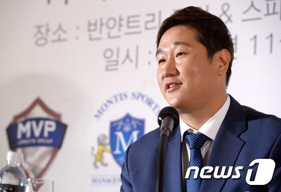 본문 이미지 - 일본시리즈 MVP 이대호(33.소프트뱅크)가 3일 오전 서울 장충동 반얀트리 클럽 앤 스파 서울에서 열린 귀국 및 향후 거취 기자회견에서 취재진을 질문에 답하고 있다. 2015.11.03/뉴스1 ⓒ News1 이동원 기자