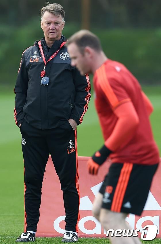 본문 이미지 - 325분 무득점에 빠져있는 맨체스터 유나이티드의 루이스 판 할 감독(왼쪽)과 웨인 루니. ⓒ AFP=News1