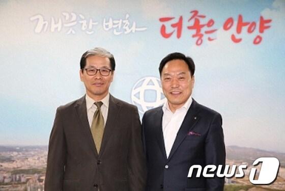 본문 이미지 - 사진 왼쪽부터 신임 오기환 안양인재육성장학재단 상임이사, 이필운 시장.  ⓒ News1