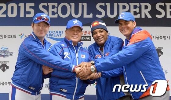 본문 이미지 - 프리미어12 한국 야구 대표팀 박병호, 김인식 감독, 쿠바 대표팀 빅토르 메사 감독, 요스바니 토레스(왼쪽부터)가 3일 오후 서울 굴구 고척스카이돔에서 열린 2015 서울 슈퍼시리즈 기자회견에서 손을 맞잡고 웃고 있다. ⓒ News1 양동욱 기자
