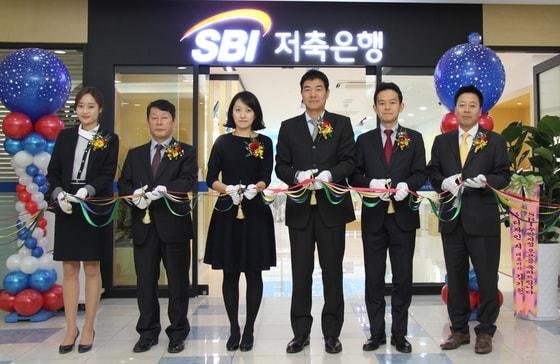 본문 이미지 - 3일 경기도 수원시 수원지점 개소식에 참석한 나카무라 히데오 대표이사(오른쪽 세번째) 등 참석자들이 기념촬영을 하고 있다.(SBI저축은행 제공)