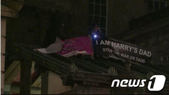 본문 이미지 - 아빠 권리 부르짖는 남성운동가 단체 '뉴 파더 포 저스티스 앤 스탑 더 워 온 대드'ⓒ BBC 방송