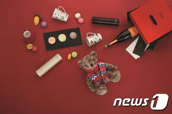 본문 이미지 - 롯데호텔서울의 델리카한스는 12월 31일까지 최고 70만 원에 해당하는 상품이 들어있는 선물상자를 15만 원에 판매한다. 사진 제공/ 롯데호텔서울 ⓒ News1