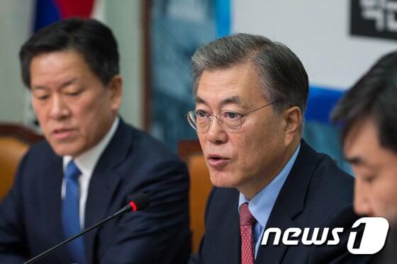 본문 이미지 - 문재인 새정치민주연합 대표가 30일 서울 여의도 국회에서 열린 최고위원회의에서 모두발언을 하고 있다. 문 대표는 이날 회의에서 안철수 전 공동대표가 전날 제안한 혁신 전당대회와 관련,