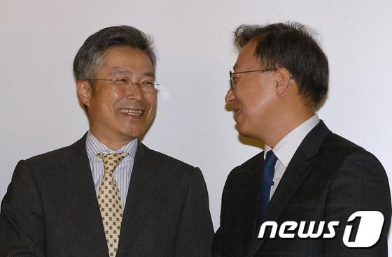 본문 이미지 - 인터넷전문은행 예비 인가 사업자로 선정된 한국카카오은행 컨소시엄의 윤호영 카카오 부사장(오른쪽)과 KT컨소시엄의 김인회 전무가 환담을 나누고 있다.  2015.11.30/뉴스1 ⓒ News1 양동욱 기자