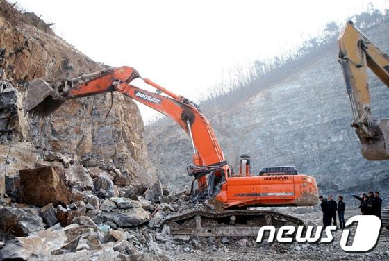 본문 이미지 - 채석장 자료사진(사진은 기사 내용과 직접 관련 없음) 2015.11.30/뉴스1 ⓒ News1