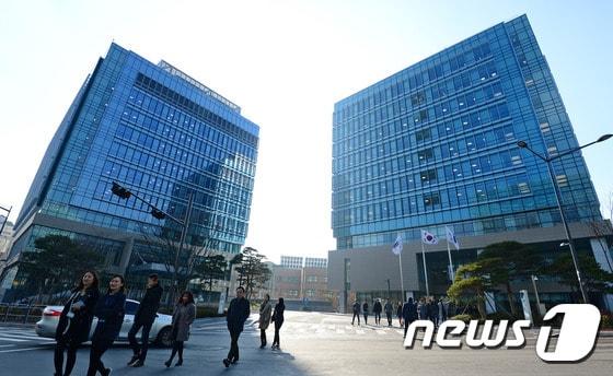 본문 이미지 - 30일 개원한 서울 서초구 우면동 삼성전자 서울R&D캠퍼스에서 직원들이 점심식사를 하기 위해 나서고 있다. R&D 캠퍼스에 입주한 인력들은 이날부터 정식 근무를 시작해 디자인과 소프트웨어 등을 집중 연구한다. 2015.11.30/뉴스1 ⓒ News1 박세연 기자