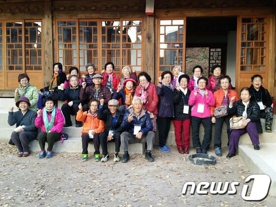 본문 이미지 - 서울 도봉구가 실시중인 역사문화시설 탐방 중 간송 전형필 가옥을 둘러본 참가자들이 기념촬영을 하고 있다.(도봉구 제공)ⓒ News1