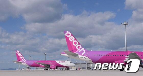 본문 이미지 - 피치항공은 인천~하네다 노선에 신규 취항하고 오사카 노선을 매일 1편씩 증편 운항한다. 사진 출처/ 피치항공 페이스북 ⓒ News1