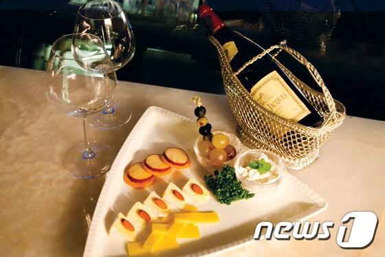 본문 이미지 - KAL호텔은 대한항공 마일리지를 이용하여 이용할 수 있는 '마일로호텔로'상품을 선보인다. 사진 제공/ KAL호텔 ⓒ News1