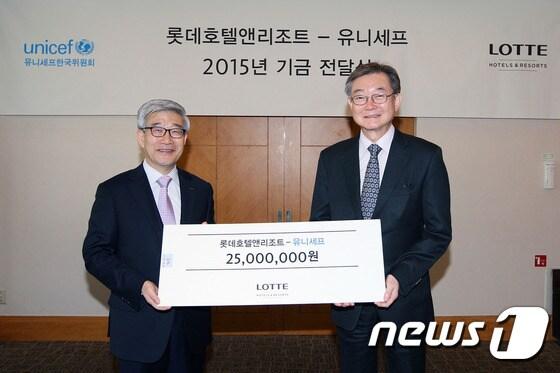 본문 이미지 - 송용덕 롯데호텔 대표이사(왼쪽)이 서대원 유니세프 한국위원회 사무총장(오른쪽)에게 기부금을 전달하고 있다. 사진 제공/ 롯데호텔 ⓒ News1